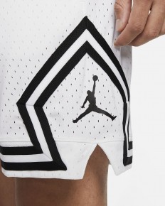 לצפייה במוצר Jordan Mesh Diamond Shorts in White 